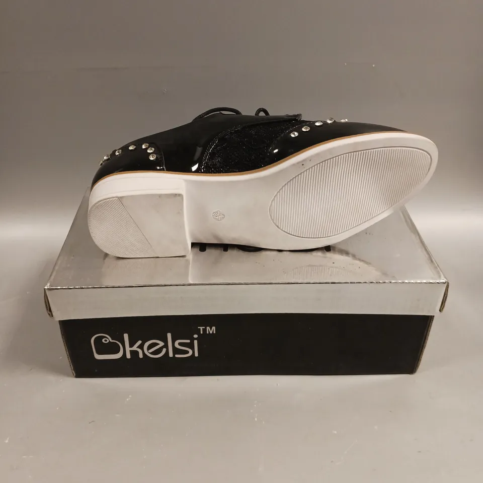 BOXED PAIR OF KELSI LACED SEQUINED SHOES IN BLACK - 4