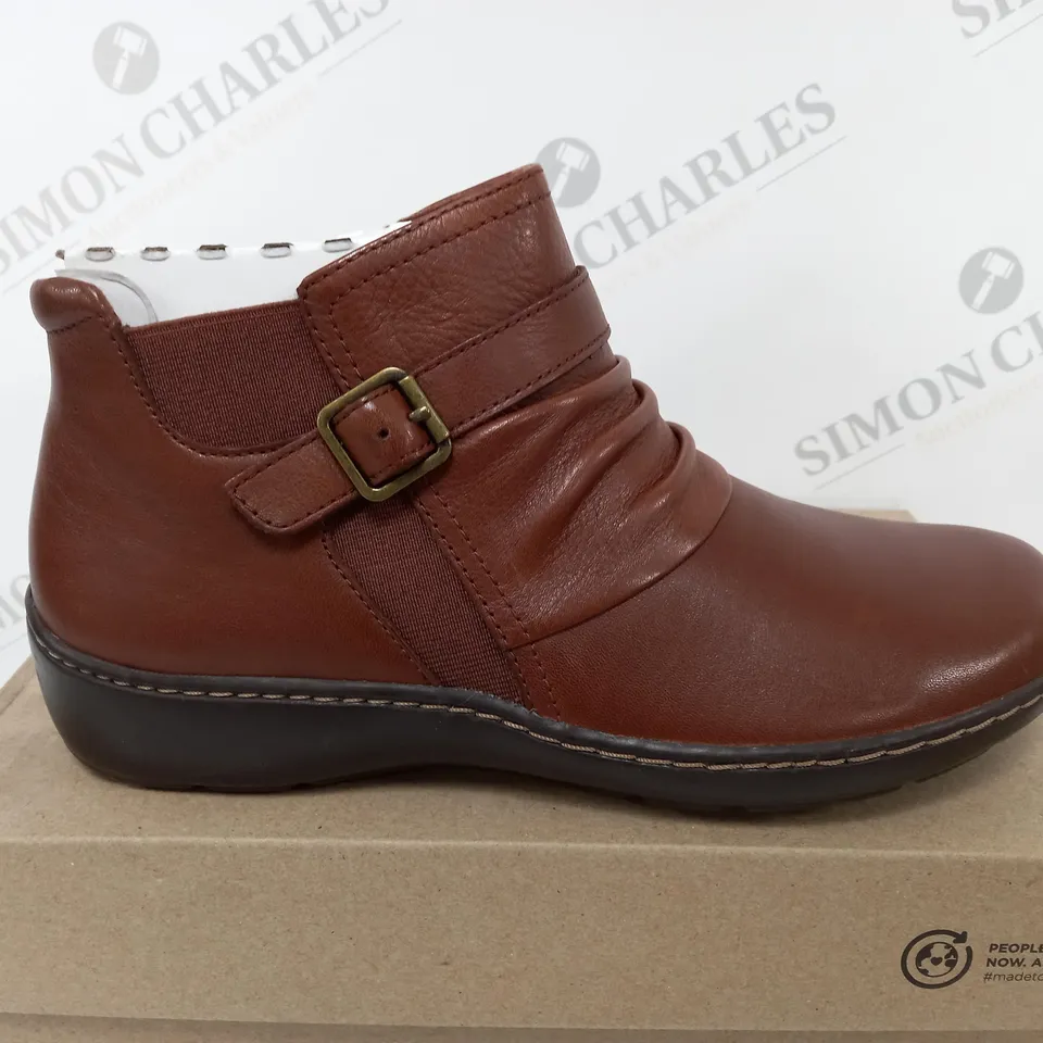 BOXED CLARKS CORA ROUCHED IN DARK TAN LEA - UK 6
