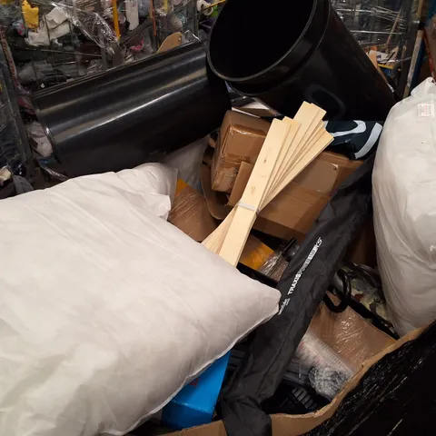 PALLET CONTAINING ASSORTED PRODUCTS INCLUDING PLASTIC BINS, PILLOWS, STORAGE RACK, UMBRELLA & KIDS FLOOR PUZZLE