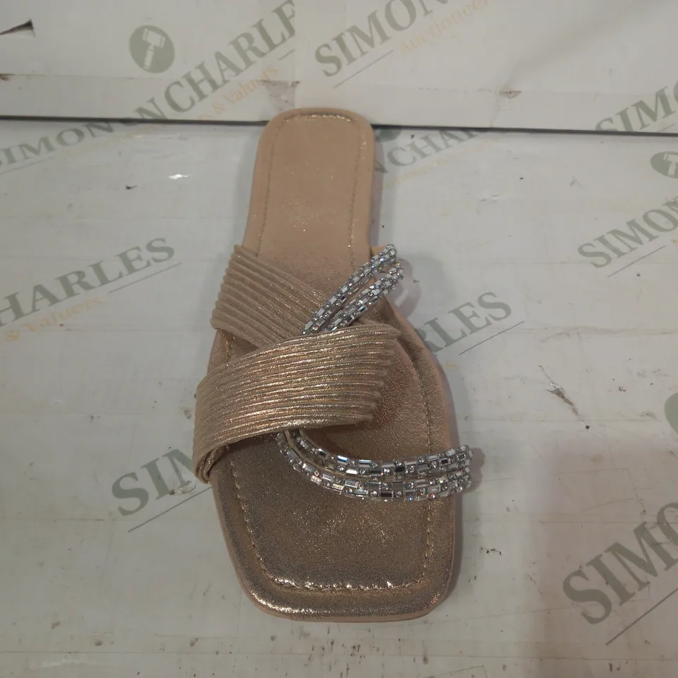 PAIR OF DESIGNER OPEN TOE FLAT SANDALS IN GOLD COLOUR W. GLITTER EFFECT AND JEWEL EFFECT EU SIZE 43