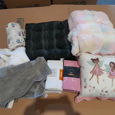 BOX OF APPROXIMATELY 10 ASSORTED BEDDING AND SOFT FURNISHING ITEMS TO INCLUDE - THROW PILLOWS - TOWELS - FITTED SHEET ETC.