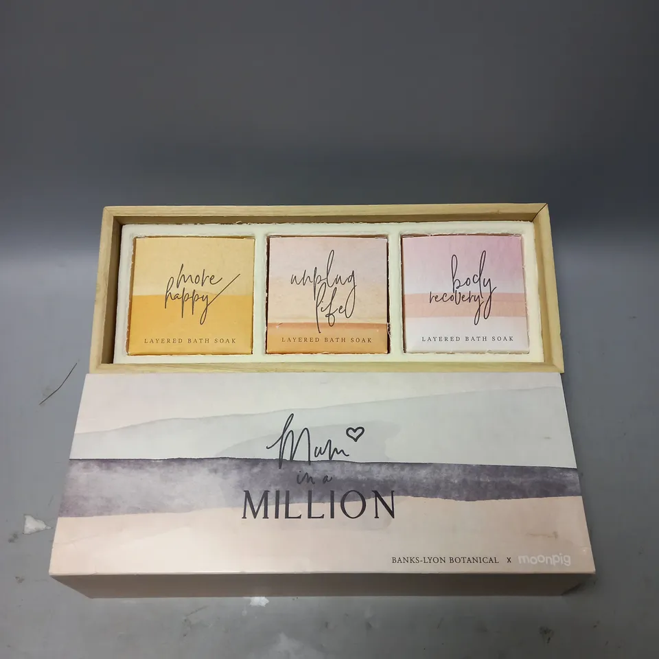 BOXED BANKS-LYON BOTANICAL X MOON PIG LAYERED BATH SOAK 