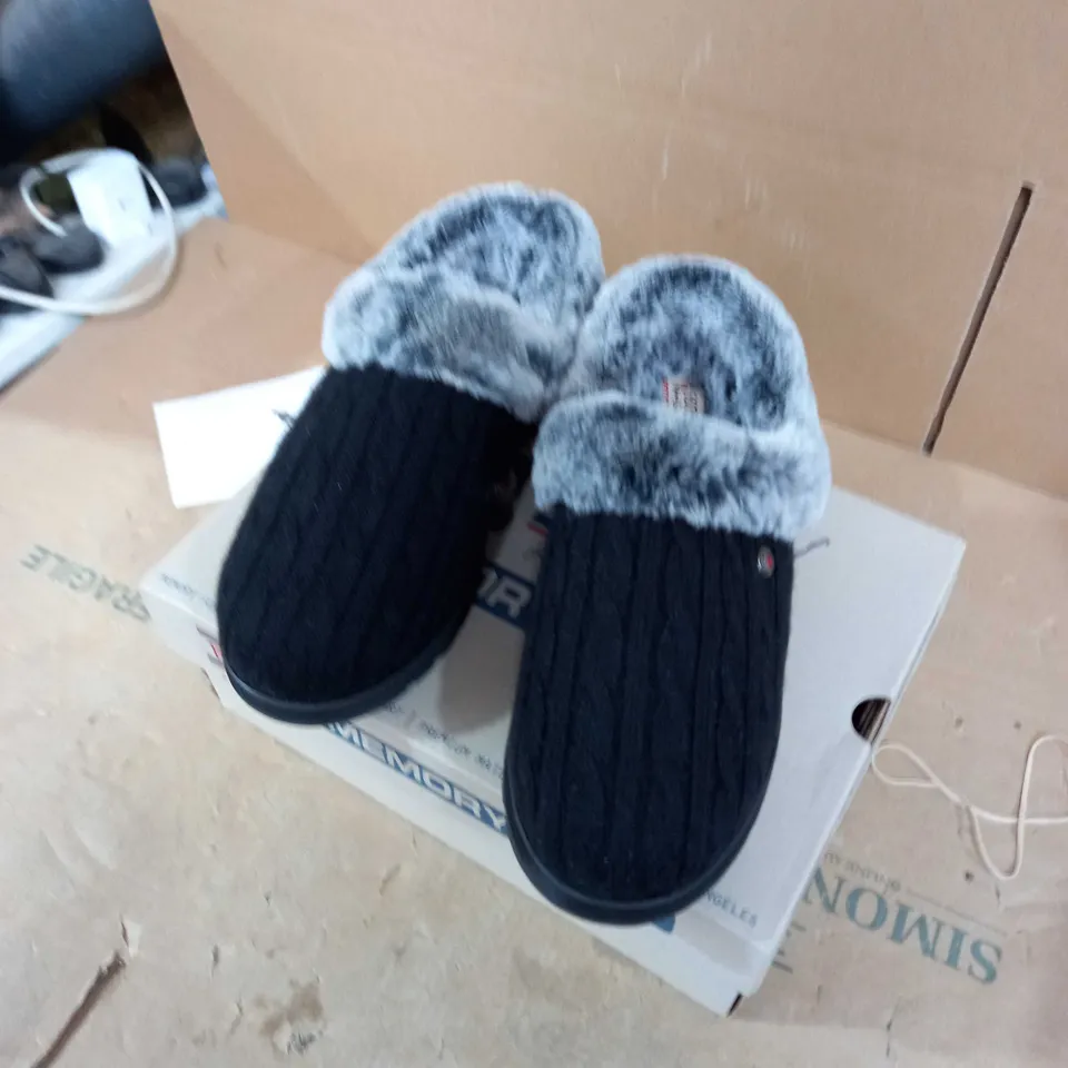 BOXED PAIR OF SKECHERS KEEPSAKES ICE ANGEL SWEATER SLIPPERS - BLACK - SIZE 6 