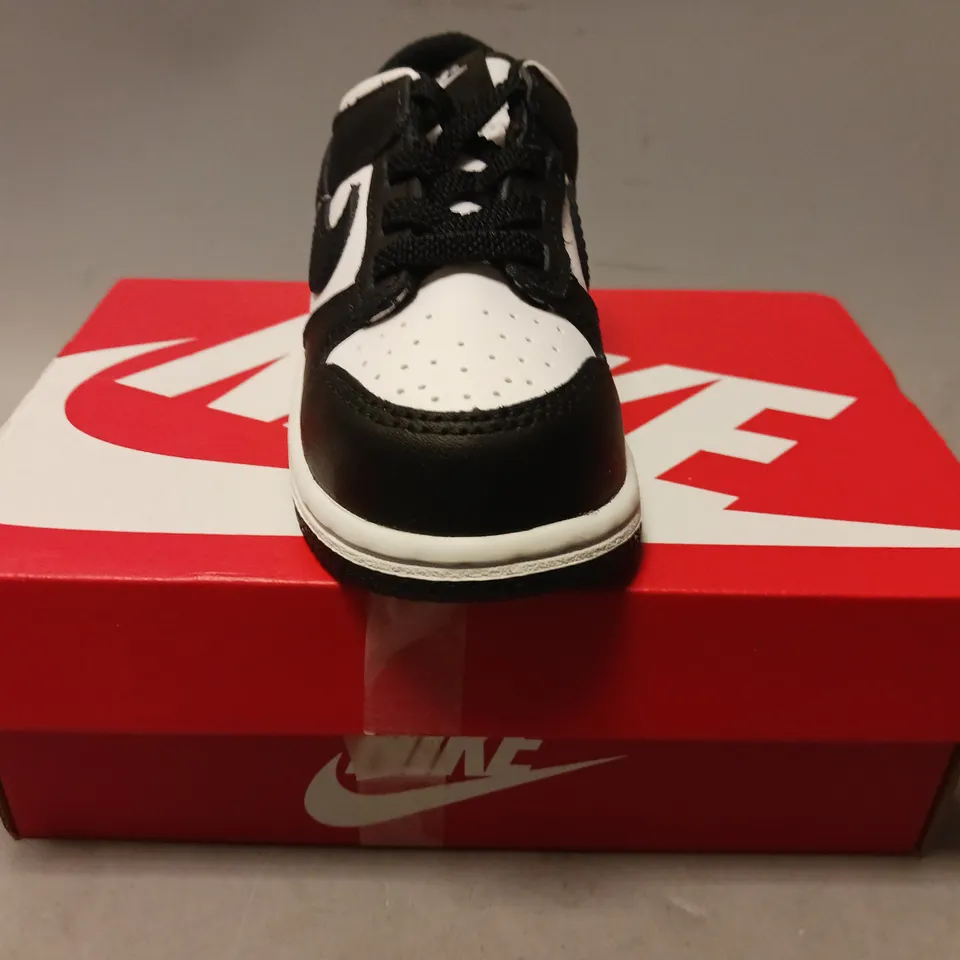 BOXED PAIR OF NIKE DUNK LOW KIDS SHOES IN BLACK/WHITE UK SIZE 6.5