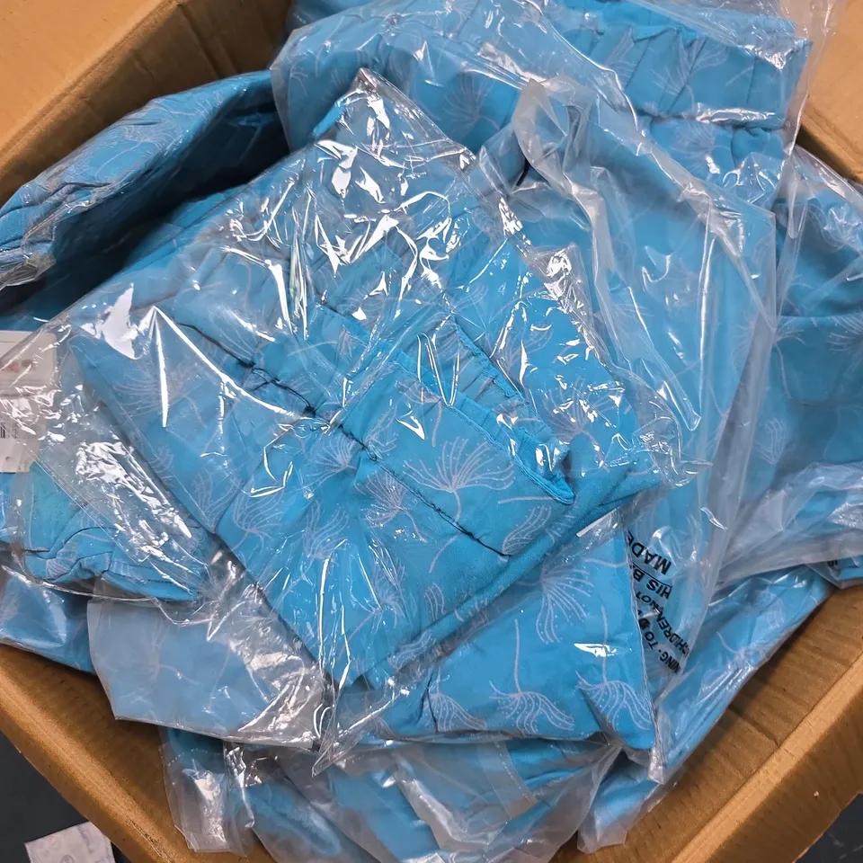 APPROXIMATELY 30 ASSORTED TAMSY CLOTHING ITEMS IN VARIOUS SIZES & STYLES
