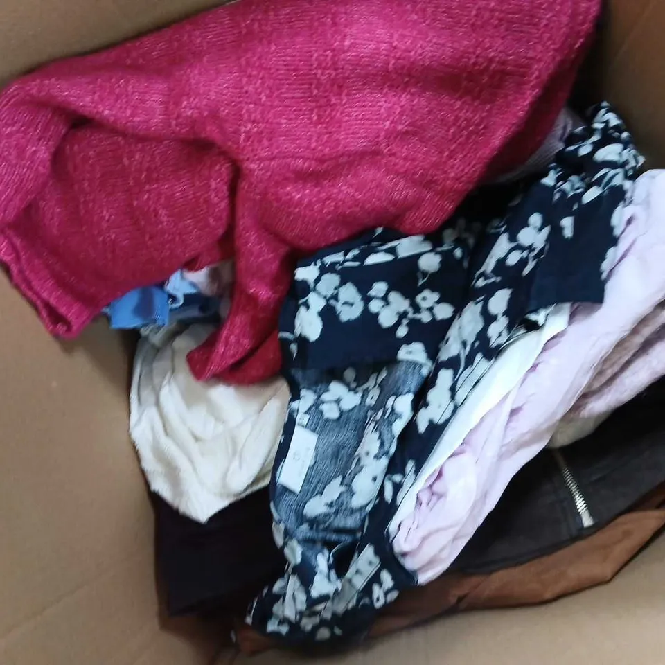APPROXIMATELY 20 ASSORTED CLOTHING ITEMS IN VARIOUS SIZES, COLOURS & STYLES TO INCLUDE CARDIGAN, JACKET, TOPS, ETC - COLLECTION ONLY