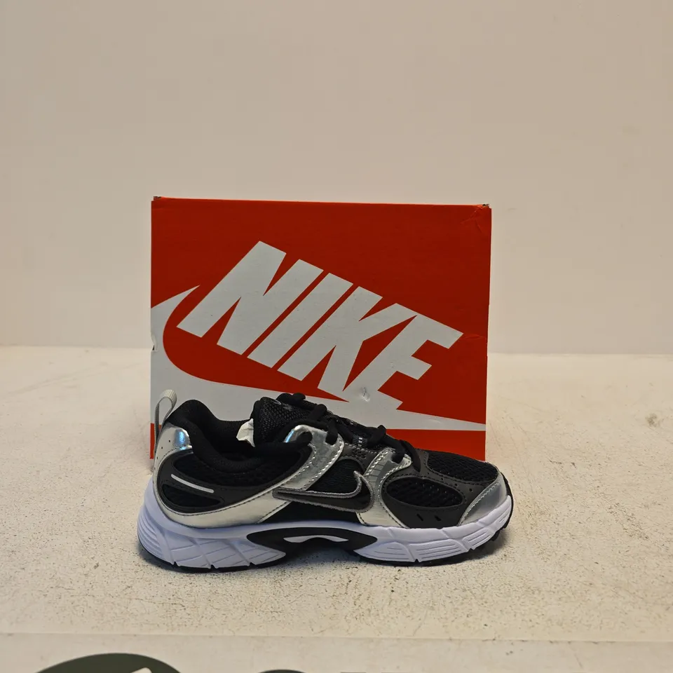 NIKE V5 RNR LACE (PS) KIDS' TRAINERS – BLACK WITH SILVER, BOXED SIZE 1