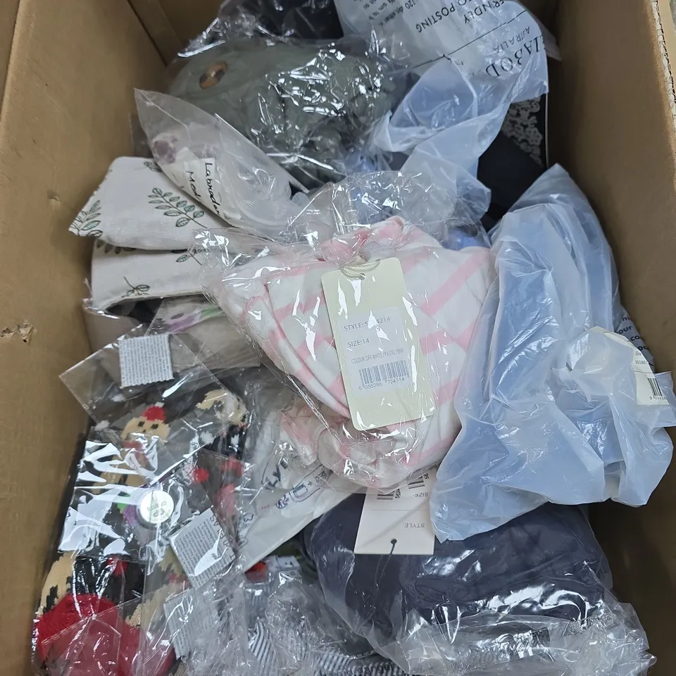 APPROXIMATELY 15 ASSORTED HOUSEHOLD ITEMS TO INCLUDE HAIR MASK, CHARGING CABLES, SLIPPERS ETC
