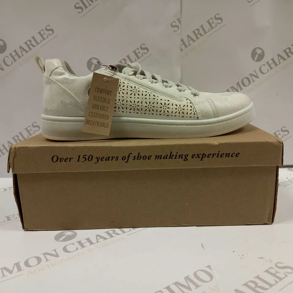 BOXED PAIR OF CUSHION WALK TRAINERS IN IVORY - SIZE 8