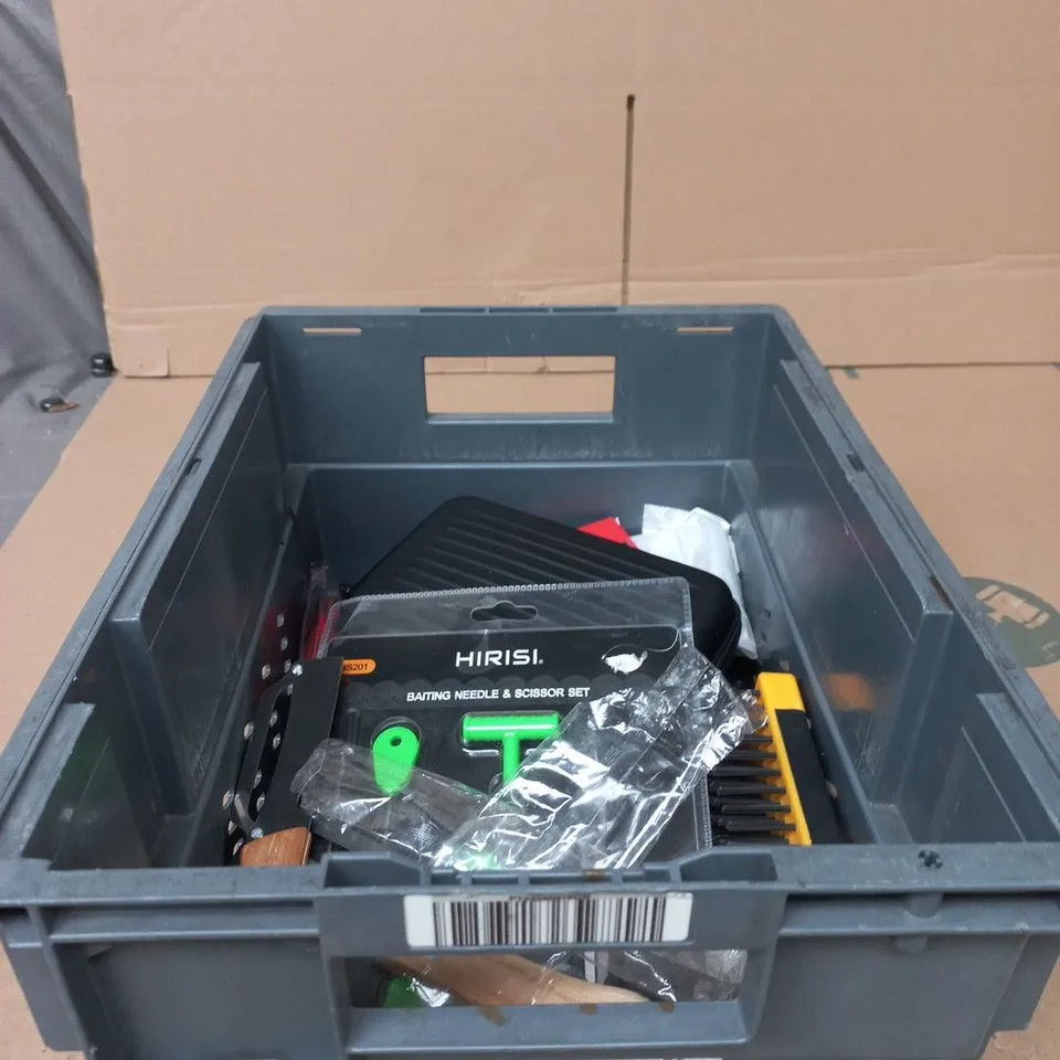 TOTE OF APPROXIMATELY 12 ASSORTED ITEMS TO INCLUDE HIRISI BAITING NEEDLE AND SCISSOR ETC