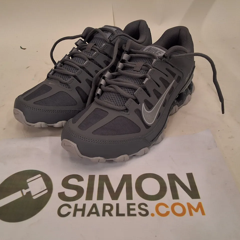 BOXED NIKE MEN'S REAX 8 TR WORKOUT SHOES – UK 7.5