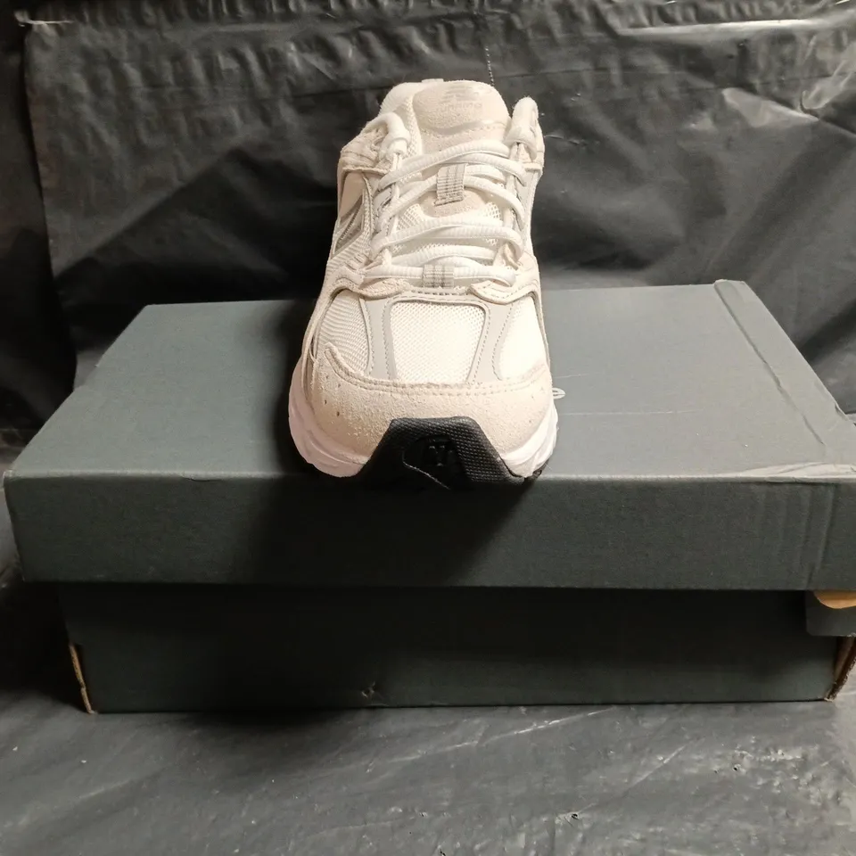 BOXED PAIR OF NEW BALANCE 530 TRAINERS IN CREAM SIZE UK 4.5