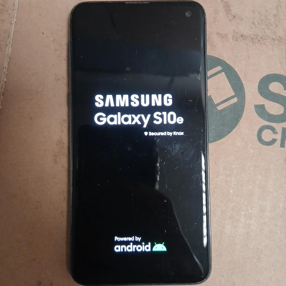SAMSUNG GALAXY S10E SMARTPHONE – BLACK (CRACKED REAR GLASS)
