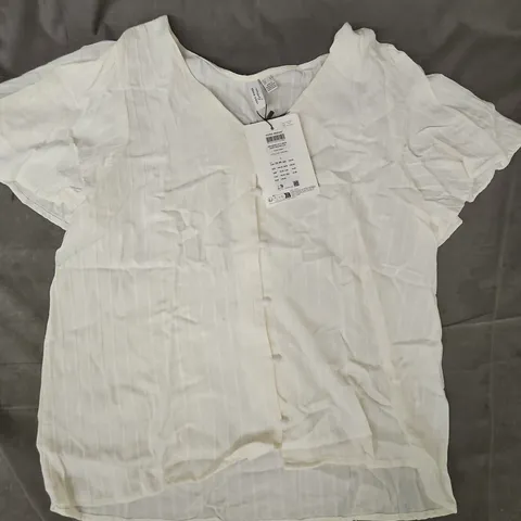 BAGGED VERO MODA SHORT SLEEVE V-NECK SHIRT IN SNOW WHITE SIZE LARGE