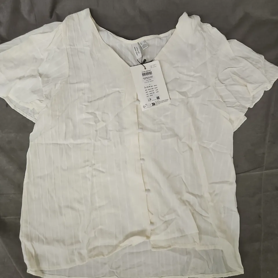 BAGGED VERO MODA SHORT SLEEVE V-NECK SHIRT IN SNOW WHITE SIZE LARGE