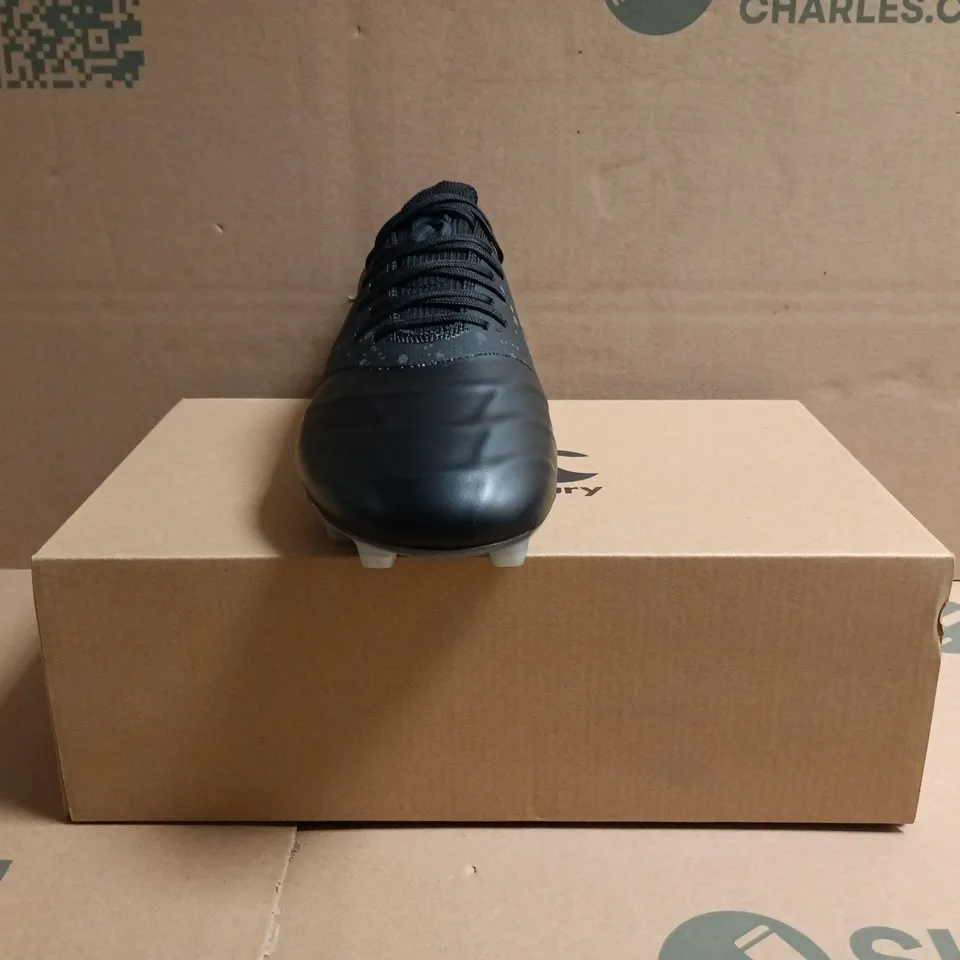 BOXED PAIR OF CANTERBURY FOOTBALL BOOTS IN BLACK SIZE UK 7.5
