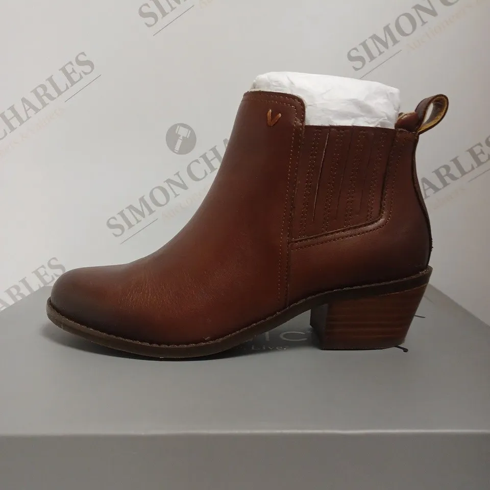 BOXED VIONIC JOY LEATHER BOOTS, BEAVER - SIZE 3 