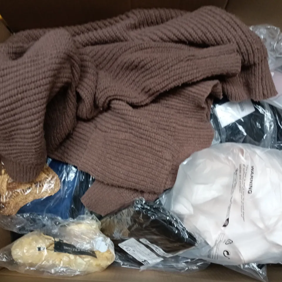 APPROXIMATELY 35 ASSORTED CLOTHING ITEMS IN VARIOUS SIZES, STYLES & COLOURS TO INCLUDE CARDIGAN, BOTTOMS, TOPS, ETC - COLLECTION ONLY