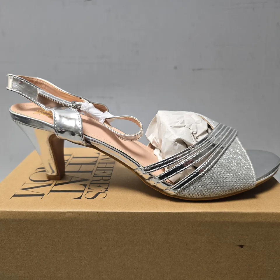 BOXED WHERES THAT FROM SILVER HEELS - UK 8