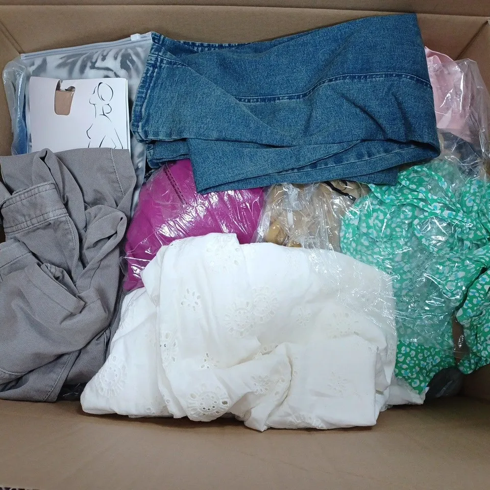 LARGE QUANTITY OF CLOTHING ITEMS TO INCLUDE DRESSES, SWEATERS, JEANS, T-SHIRTS, ETC