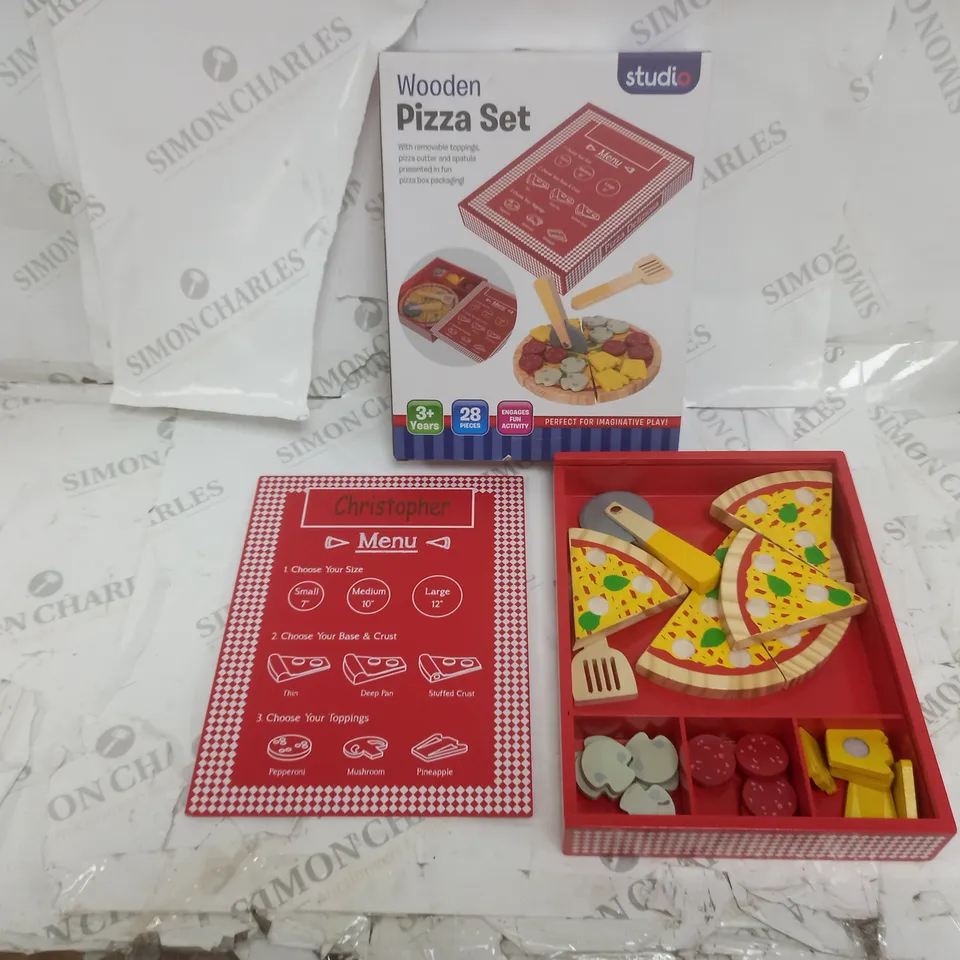 BOXED STUDIO PERSONALISED WOODEN PIZZA SET
