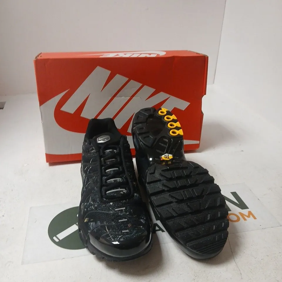 NIKE AIR MAX PLUS TRAINERS – BLACK/SMOKE GREY, UK 7.5 (EU 42) – BOXED
