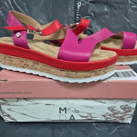 BOXED PAIR OF MODA IN PELLE PLATFORM WEDGE OPEN TOE SANDALS IN PINK/RED SIZE 8