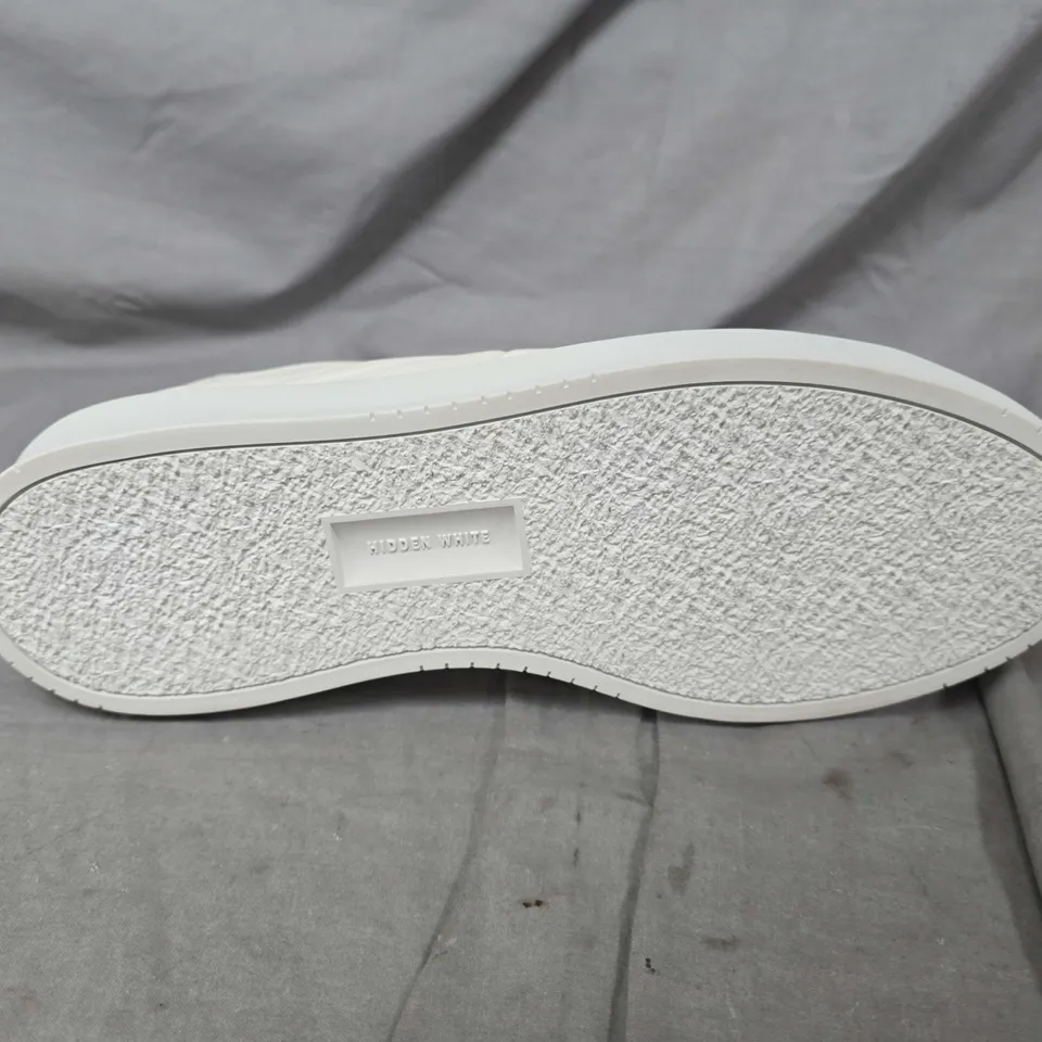UNBOXED PAIR OF HIDDEN WHITE TRAINERS IN WHITE - UK 10