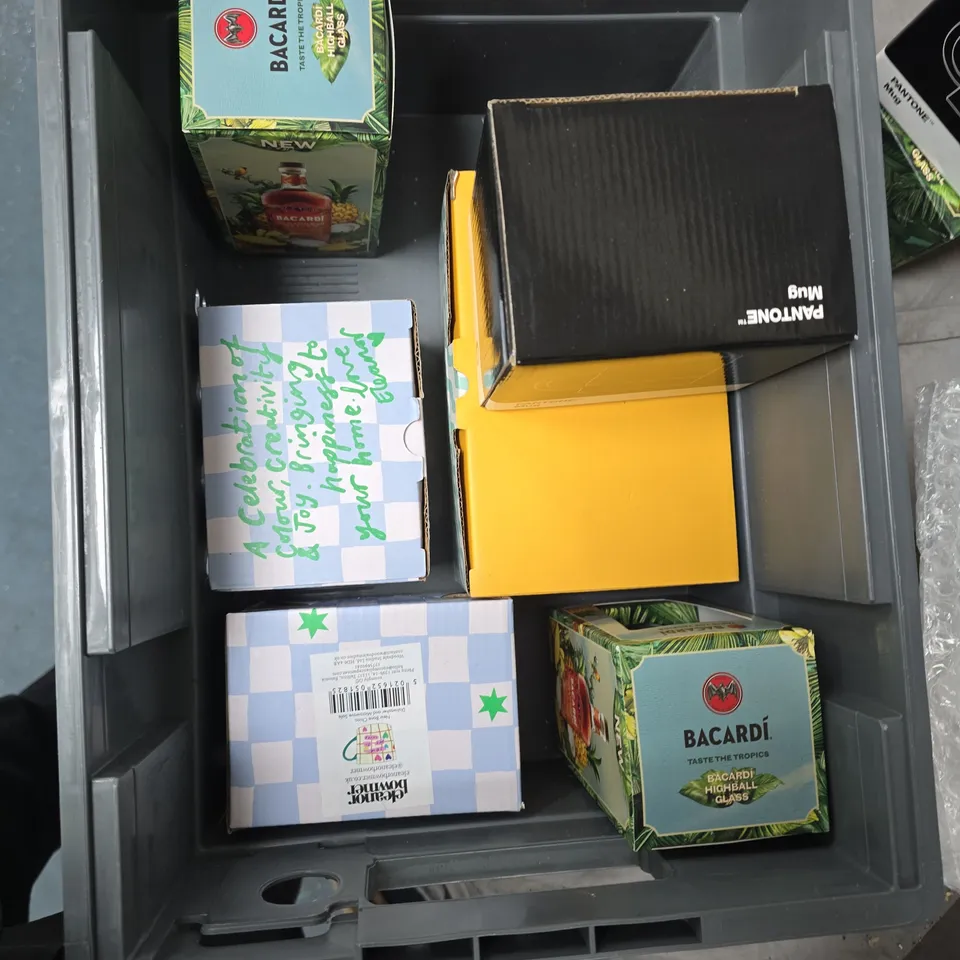 LOT OF APPROXIMATELY 10 GLASSES/MUGS TO INCLUDE: BACARDI HIGHBALL GLASS, PANTONE MUG AND ELEANOR BOWMER MUG