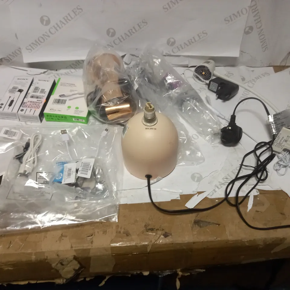 LOT OF APPROX 10 ASSORTED ITEMS TO INCLUDE EARPHONES, CHARGING CABLES, LAMPS ETC