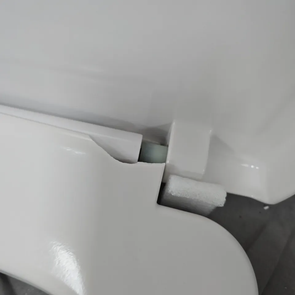 BOXED BLUMFELDT TOILET SEAT