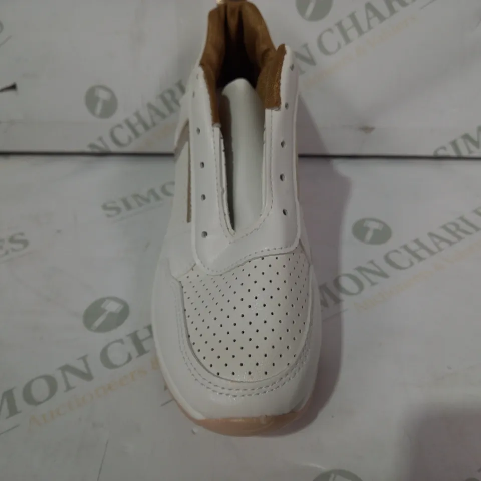 PAIR OF DESIGNER SHOES IN WHITE/METALLIC GOLD EU SIZE 37