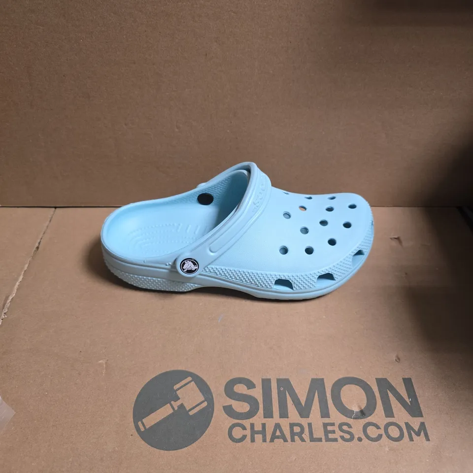 CROCS CLASSIC CLOG IN TEAL - JUNIOR SIZE 6 