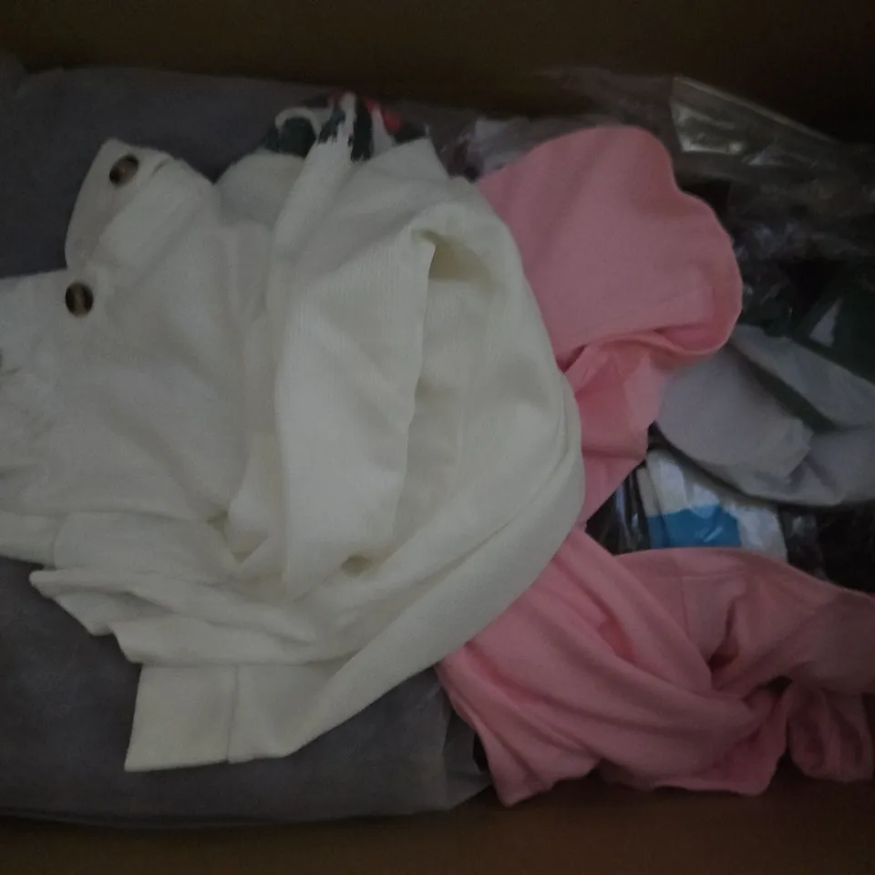 APPROXIMATELY 35 ASSORTED CLOTHING ITEMS IN VARIOUS SIZES, STYLES & COLOURS TO INCLUDE TOPS, SWEATERS, BOTTOMS, ETC - COLLECTION ONLY