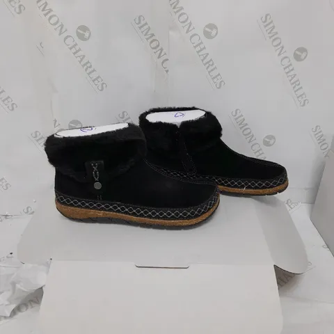 BOXED PAIR OF EARTH ORIGINS EMMALYN BLACK BOOTIES - SIZE 5