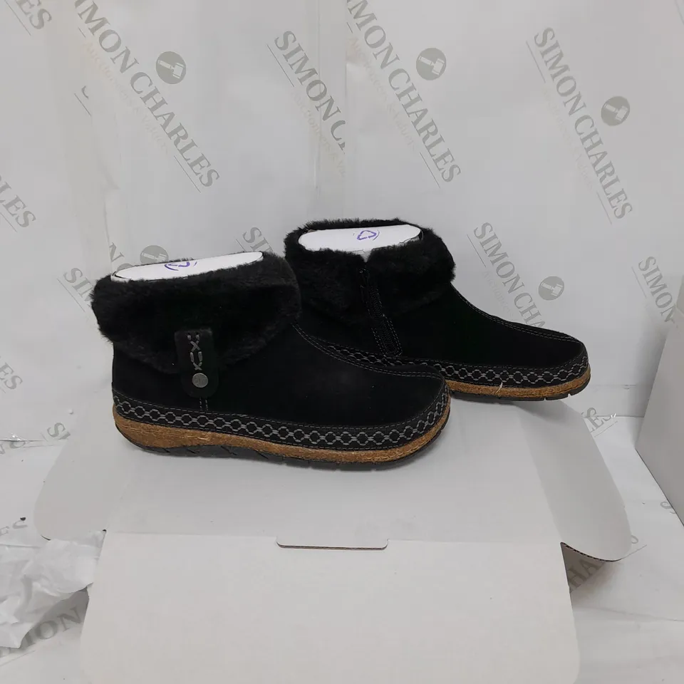 BOXED PAIR OF EARTH ORIGINS EMMALYN BLACK BOOTIES - SIZE 5