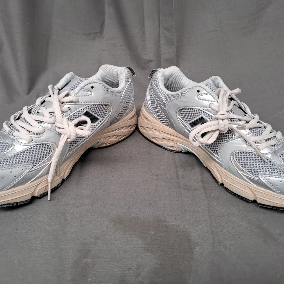 BOXED PAIR OF NEW BALANCE 530 TRAINERS IN SILVER UK SIZE 7.5