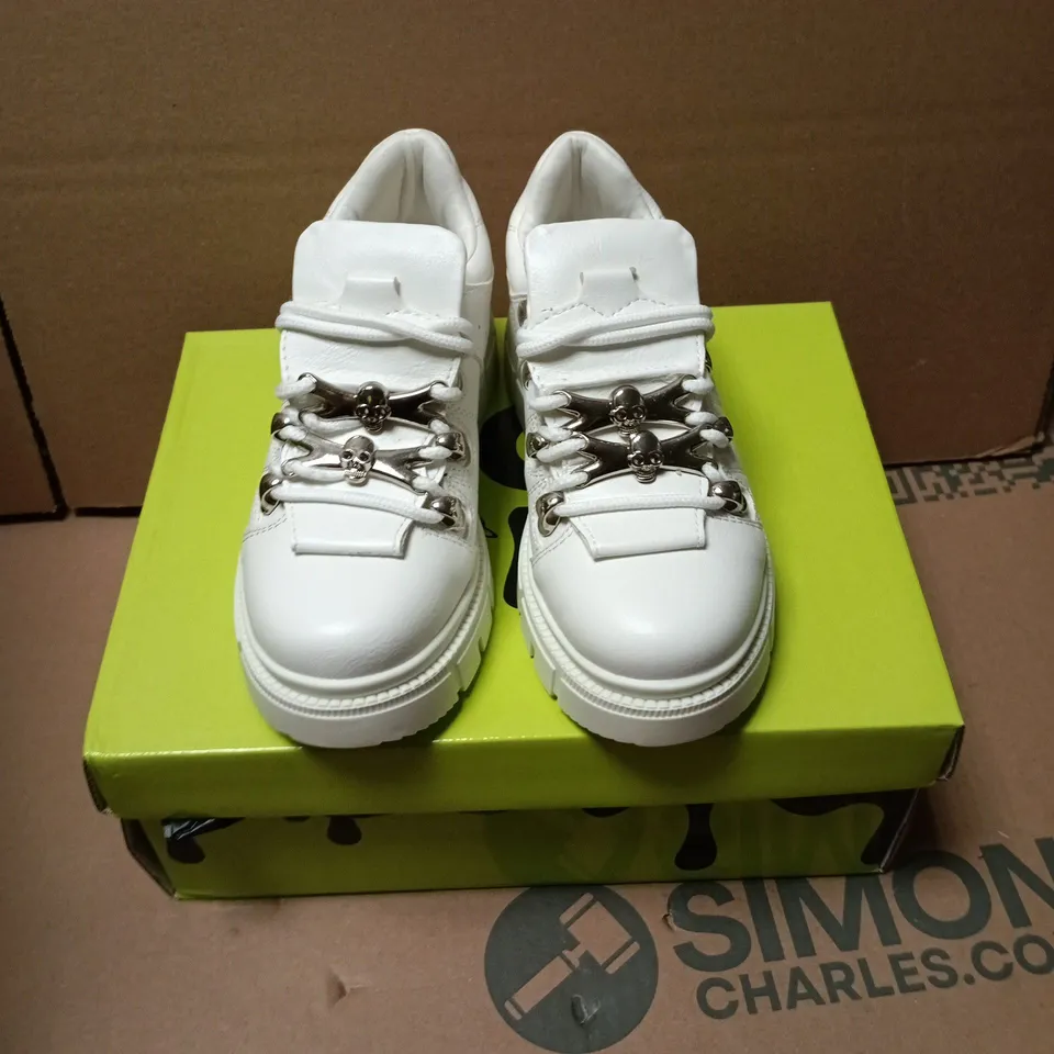 BOXED PAIR OF KOI KIDS LIL RIMO CORE WHITE TRAINERS - UK KIDS 13