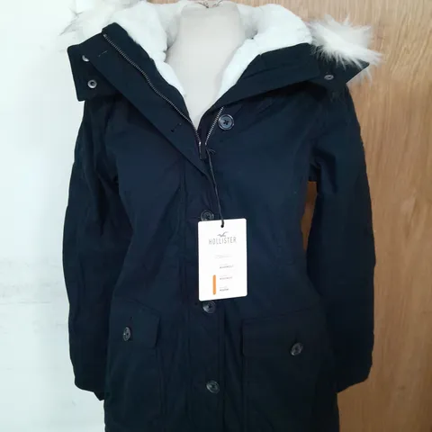 HOLLISTER FLEECE LINED WINTER JACKET WITH FUR HOOD IN BLACK SIZE M