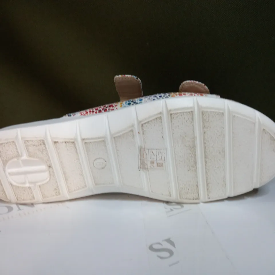 BOXED PAIR OF CUSHION WALK WHITE SANDALS - SIZE 6
