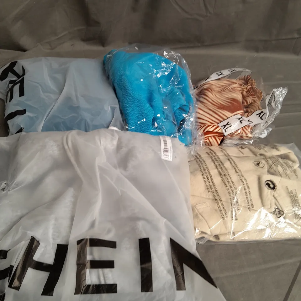 BOX OF APPROXIMATELY 25 ASSORTED CLOTHING ITEMS TO INCLUDE - T-SHIRT , DRESSES , JEANS , ETC 