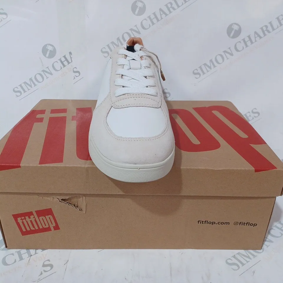 BOXED PAIR OF FITFLOP RALLY LEATHER/SUEDE PANEL SNEAKERS IN WHITE/GREY UK SIZE 6