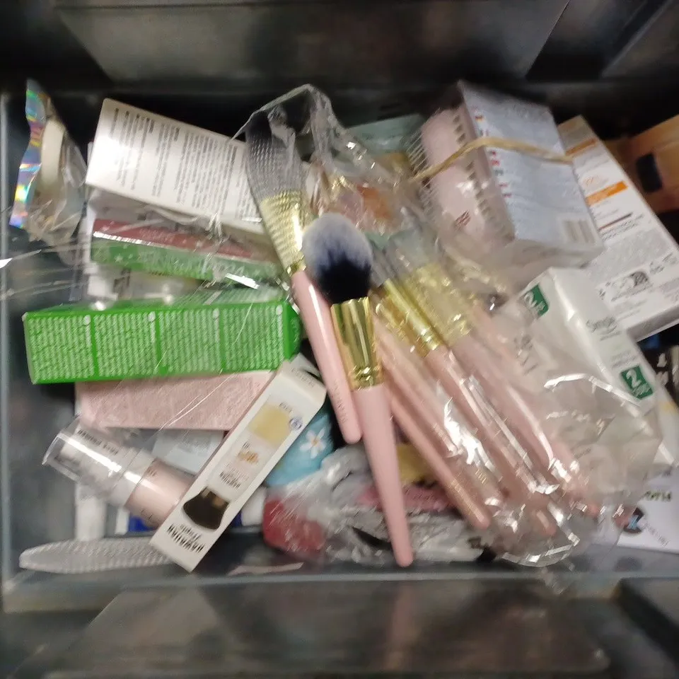 BOX OF APPROX 20 ASSORTED HEALTH AND BEAUTY ITEMS TO INCLUDE - NATURE SPELL ROSEMARY OIL - SKIN SENSE ANTI AGEING - IN PERIAL LEATHER 2 BARS OF SOAP ECT