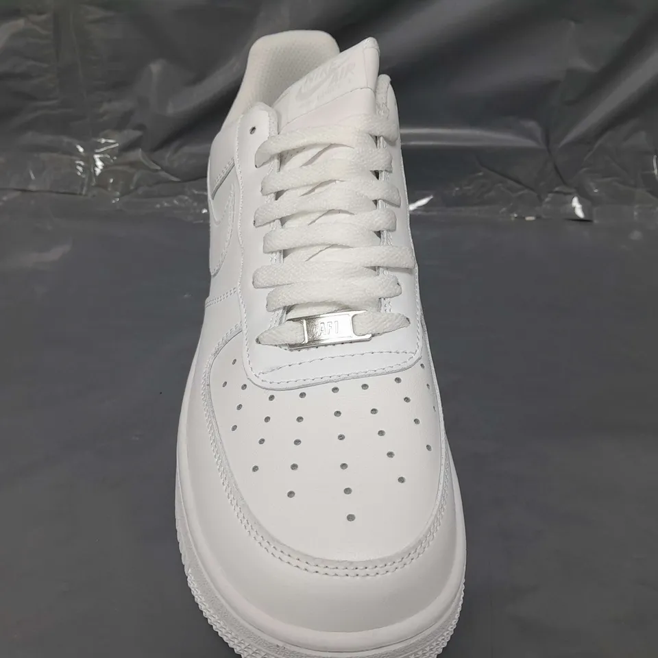 BOXED PAIR OF NIKE AIR FORCE 1 '07 SHOES IN WHITE UK SIZE 9.5