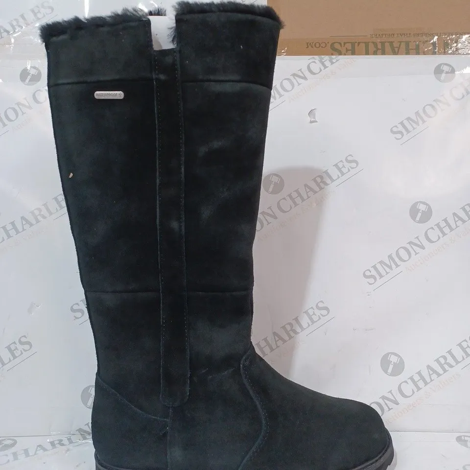 BOXED PAIR OF EMU AUSTRALIA "MOONTA" WATERPROOF KNEE LEATHER BOOTS, BLACK - SIZE 6
