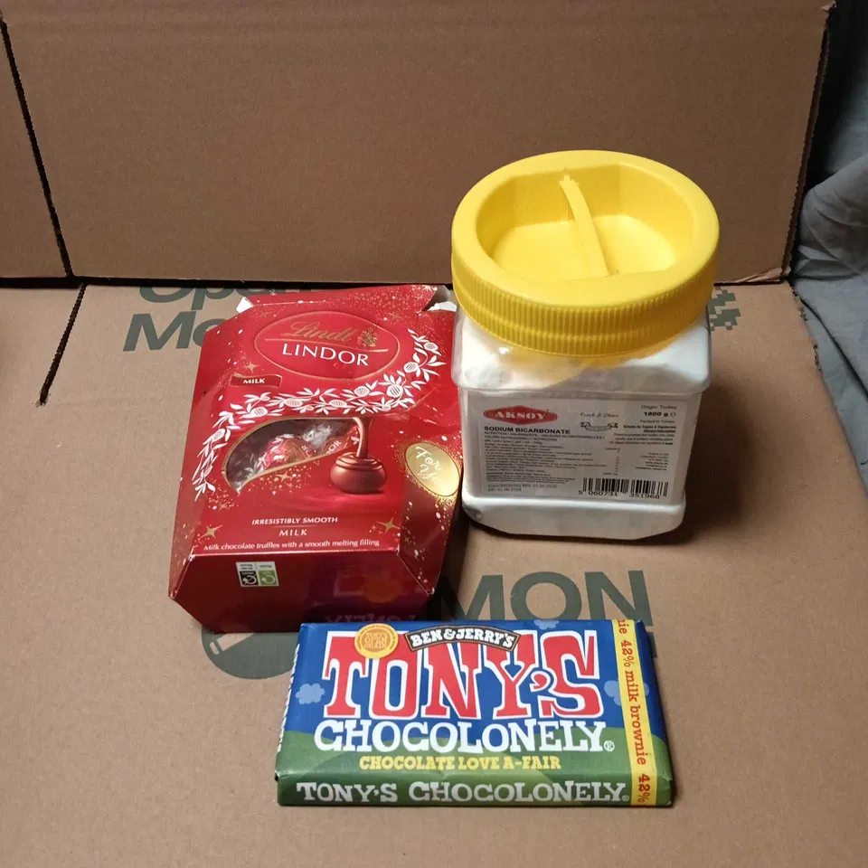 APPROXIMATELY 9 ASSORTED FOOD AND DRINK ITEMS TO INCLUDE LINDOR, BEN AND JERRY'S TONY'S CHOCOLONELY, 1800G SODIUM BICARBONATE ETC