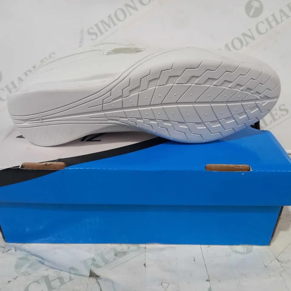 BOXED PAIR OF ZEPHZ SHOES IN WHITE UK SIZE 1