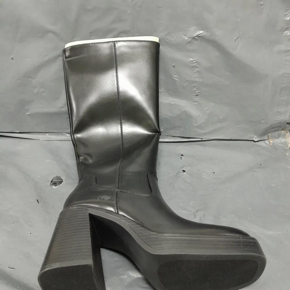 PAIR OF BERSHKA HIGH RISE BLOCK HEEL BOOTS IN BLACK - 4