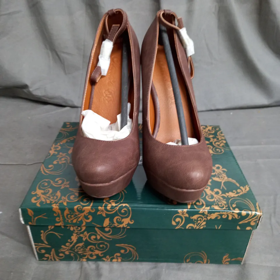 APPROXIMATELY 8 PAIRS OF WOMENS FAUX LEATHER HIGH HEEL SHOES IN VARIOUS SIZES