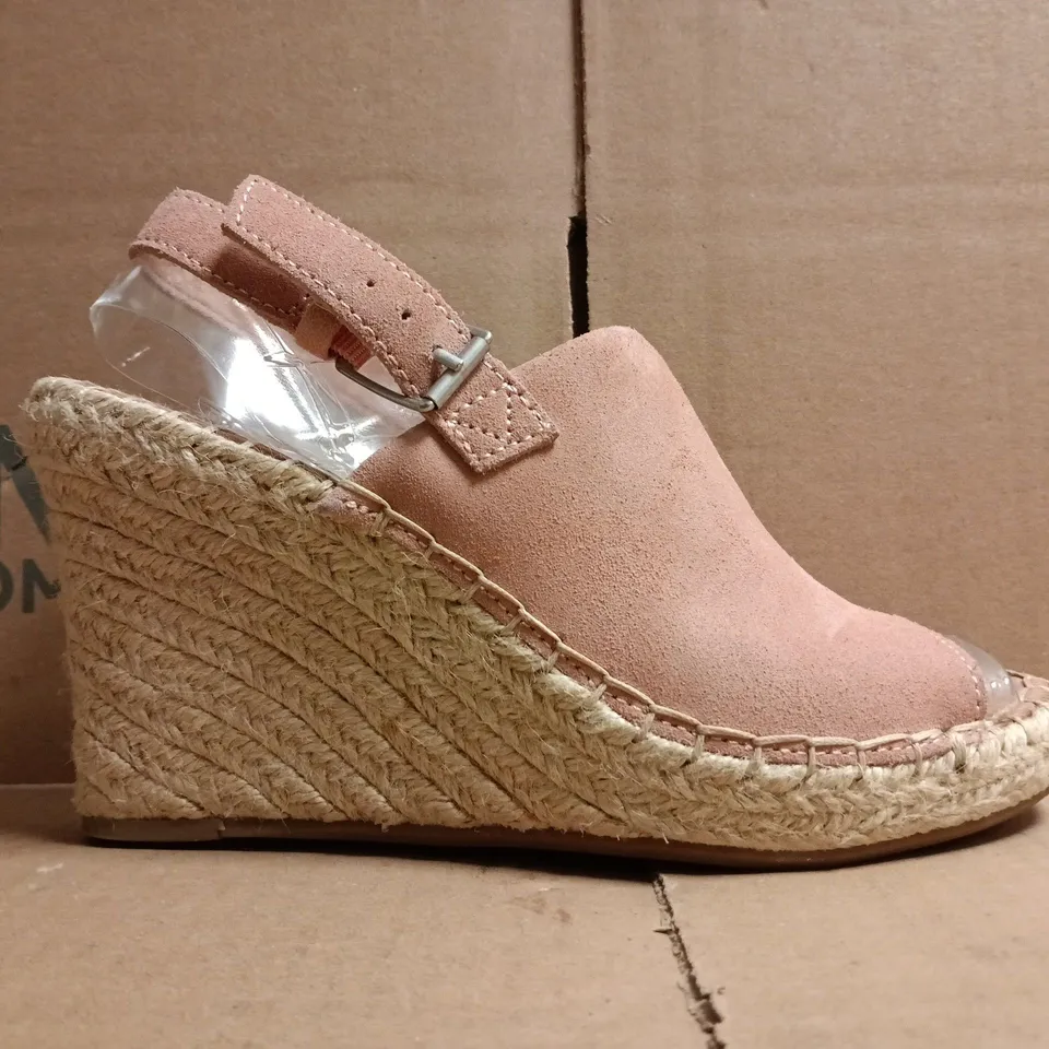 BOXED PAIR OF TOMS PEEP TOE WEDGE SANDALS IN PINK SIZE UK 4